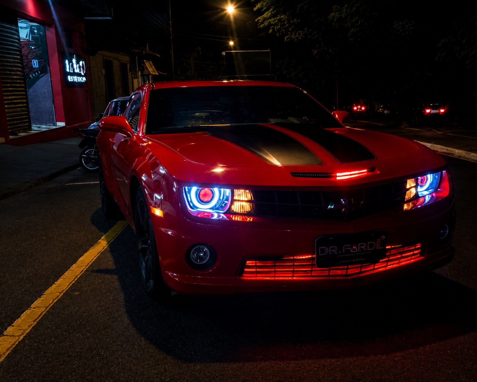 Camaro com angel eyes e DRL vermelho customizado pela Dr. Farol